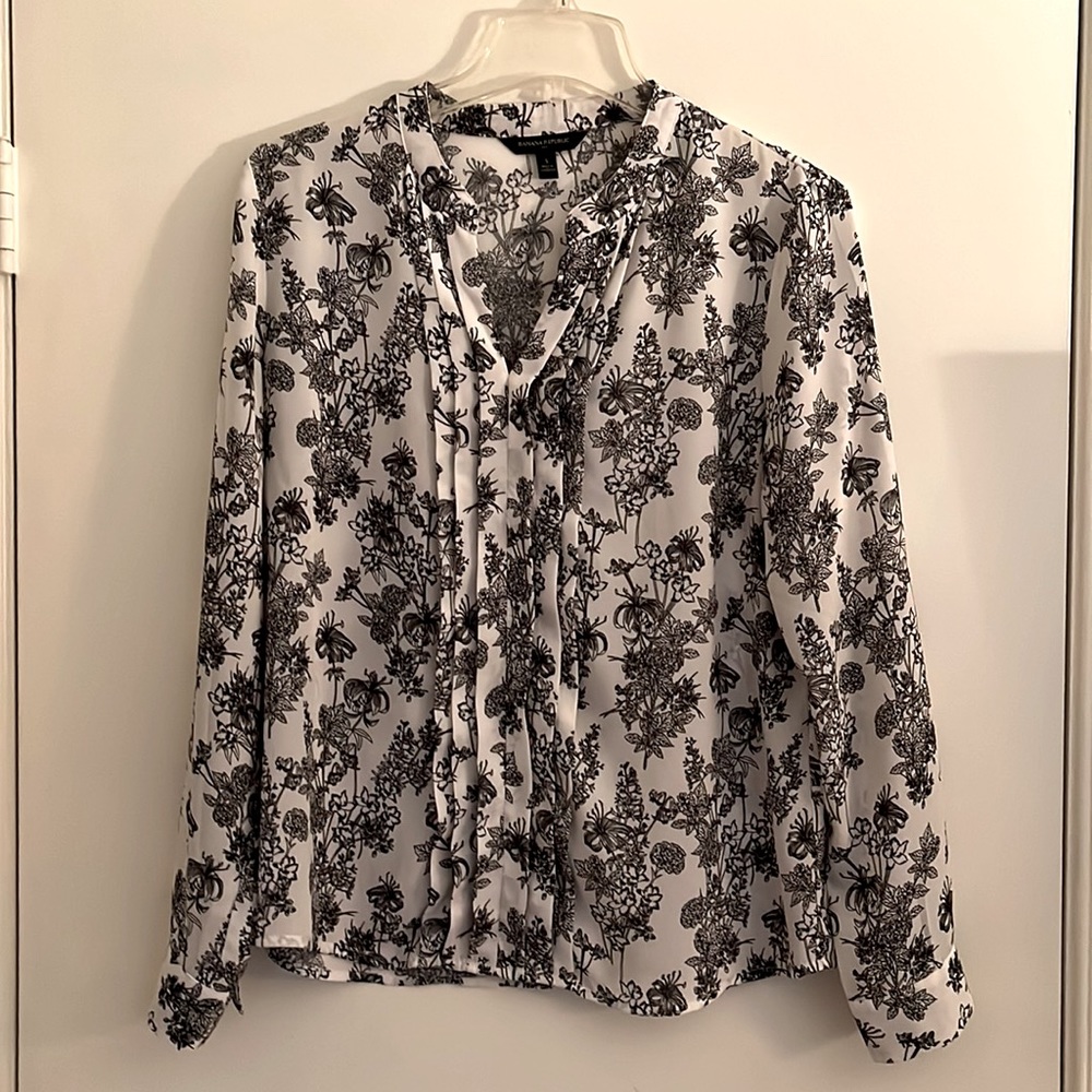 Banana Republic Black/White Floral Patterned Top - Size S!
